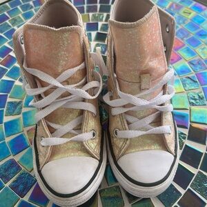 Kids Converse Chuck Taylor All Star glitter drip high tops in dusty cinder.